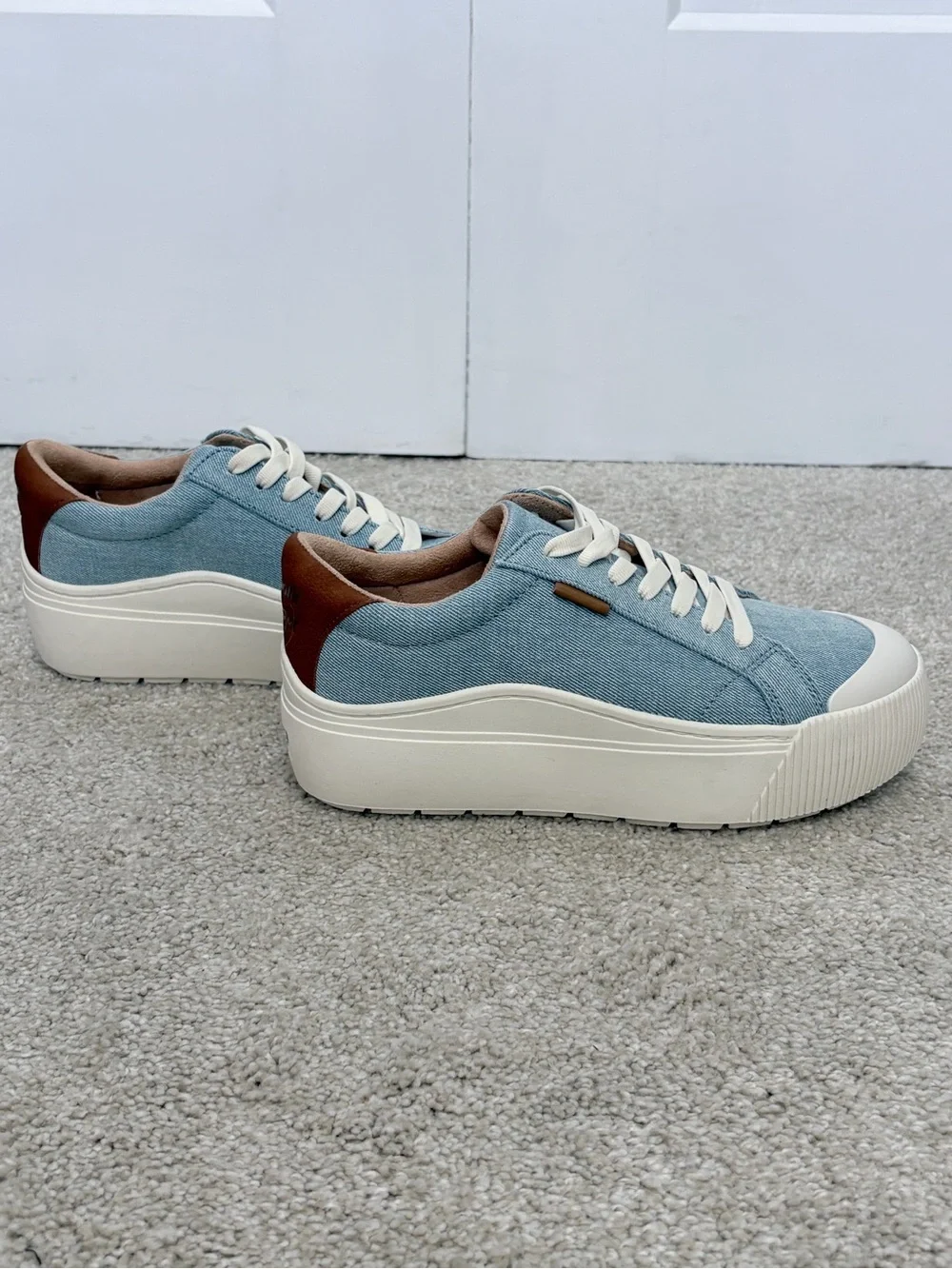 BRAND NEW Wrangler Light Blue Canvas Low-Top Sneakers with Cream Laces